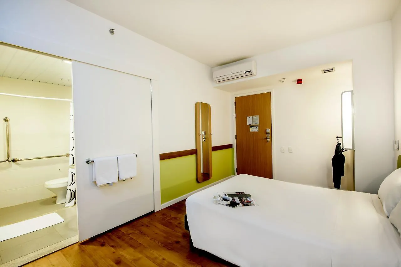 ** Hotel Ibis Budget Porto Alegre Brasil